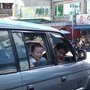 車上等待 我們買杏仁茶的 2位&quot;小朋友&quot; 哈