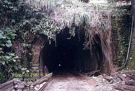 101-23M_基隆八堵間舊宜蘭線(舊縱貫線)第一代竹子嶺隧道(竹仔寮隧道)南口(八堵側)_蔡宜儒攝20000625.jpg