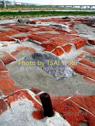 IMG_0075M_第一代大肚溪橋橋墩遺跡(背景台1線大度橋)_蔡宜儒攝20070218.jpg