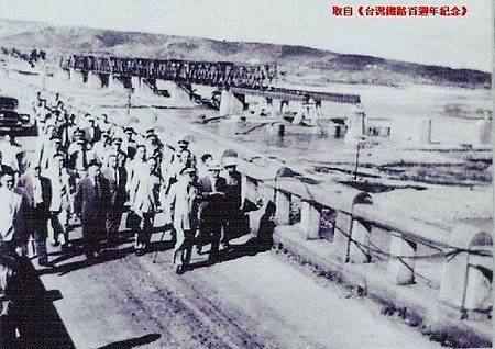 八七水災大肚溪鐵路橋及公路橋《臺灣鐵路百週年紀念》.jpg