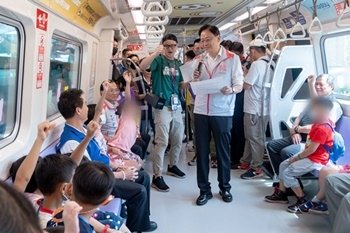 桃捷Let’s Go巧虎彩繪列車啟航    張善政邀家扶中心孩童開箱同樂1.jpg