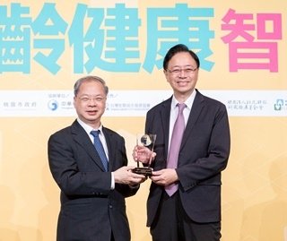 2024智慧城市新經濟力論壇　張善政獲頒智慧城市卓越貢獻獎 1.jpg