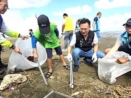 桃竹竹苗聯合淨灘 蘇俊賓率企業齊心護桃海 推動淨灘常態化1.jpeg