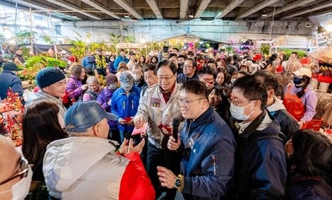 張善政赴桃園花市拜早年　近千份福袋秒殺1.jpg