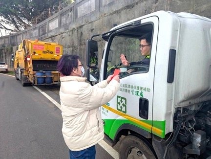 桃園市清潔隊再創廉能好環境 市民盛情紅包17萬餘元轉捐救助專戶化大愛2.jpg