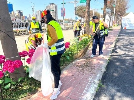 台灣燈會在桃園 幕後英雄默默發光 228清潔隊員加班收運垃圾1.jpg