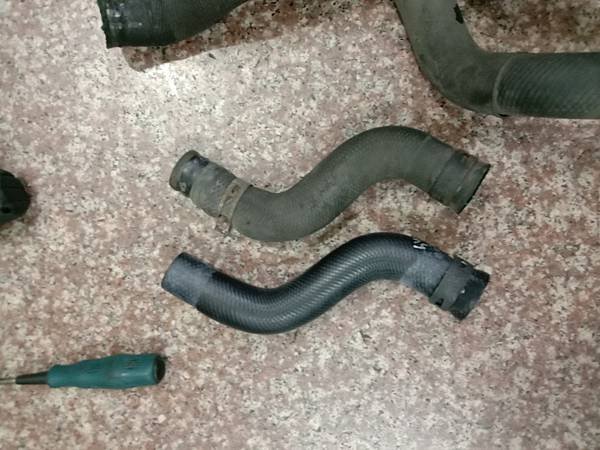 FORD ESCAPE 冷氣不冷之散熱片更換 同場發現水箱破