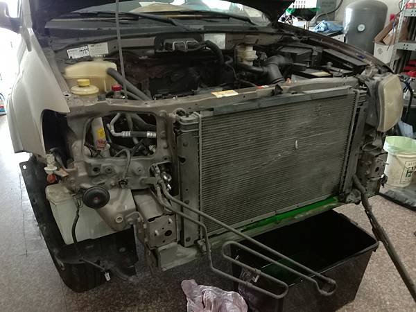 FORD ESCAPE 冷氣不冷之散熱片更換 同場發現水箱破