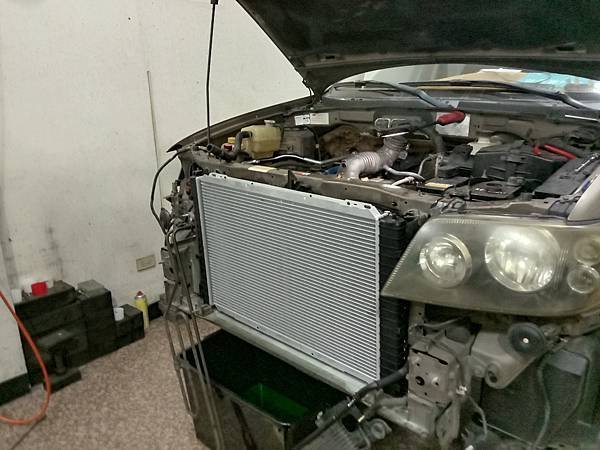 FORD ESCAPE 冷氣不冷之散熱片更換 同場發現水箱破