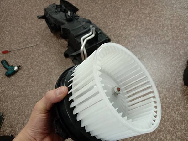 subaru impreza 蒸發器破損~更換