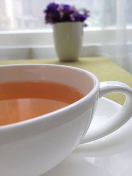 接受引誘，拿起這杯茶