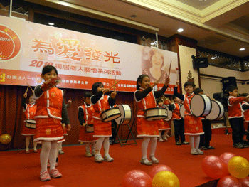 為愛發光~「乖乖幼稚園」以鼓陣表演「鬧新春」，可愛的模樣讓長輩捨不得移開目光。 