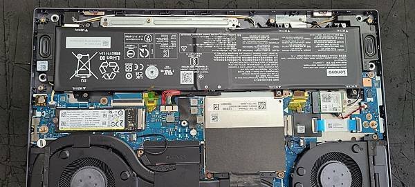 [簡單開箱]Lenovo Legion Slim 5 82Y