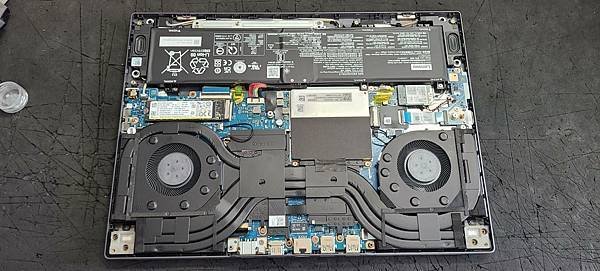 [簡單開箱]Lenovo Legion Slim 5 82Y