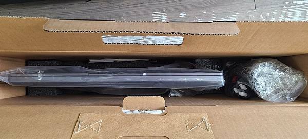 [簡單開箱]Lenovo Legion Slim 5 82Y
