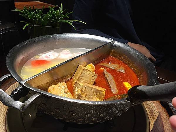 台北約會聚餐高級麻辣火鍋推薦 【鼎王】麻辣火鍋鴛鴦火鍋酸菜白