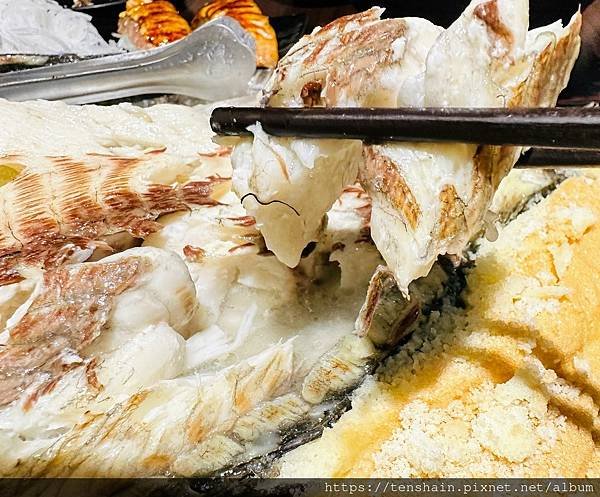 【燒酒深夜食堂】最浮誇日料宵夜！30公分超浮誇鹽焗烤海鱸魚、