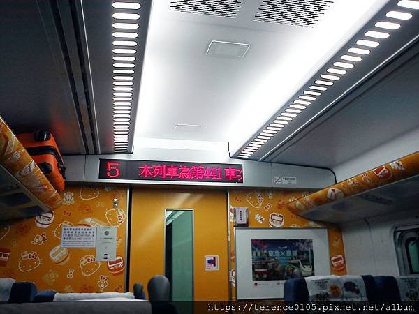 16TR_Kitty彩繪車D_乘坐04.JPG