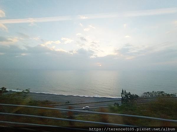38TR_103_E31_317次南迴線海景.jpg