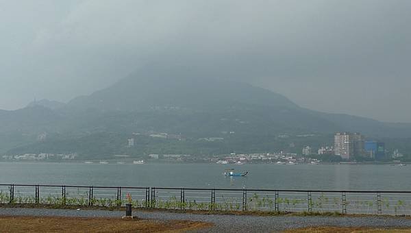 下雨的淡水早晨-2.JPG