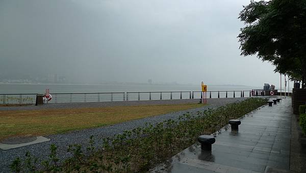 下雨的淡水早晨-4.JPG