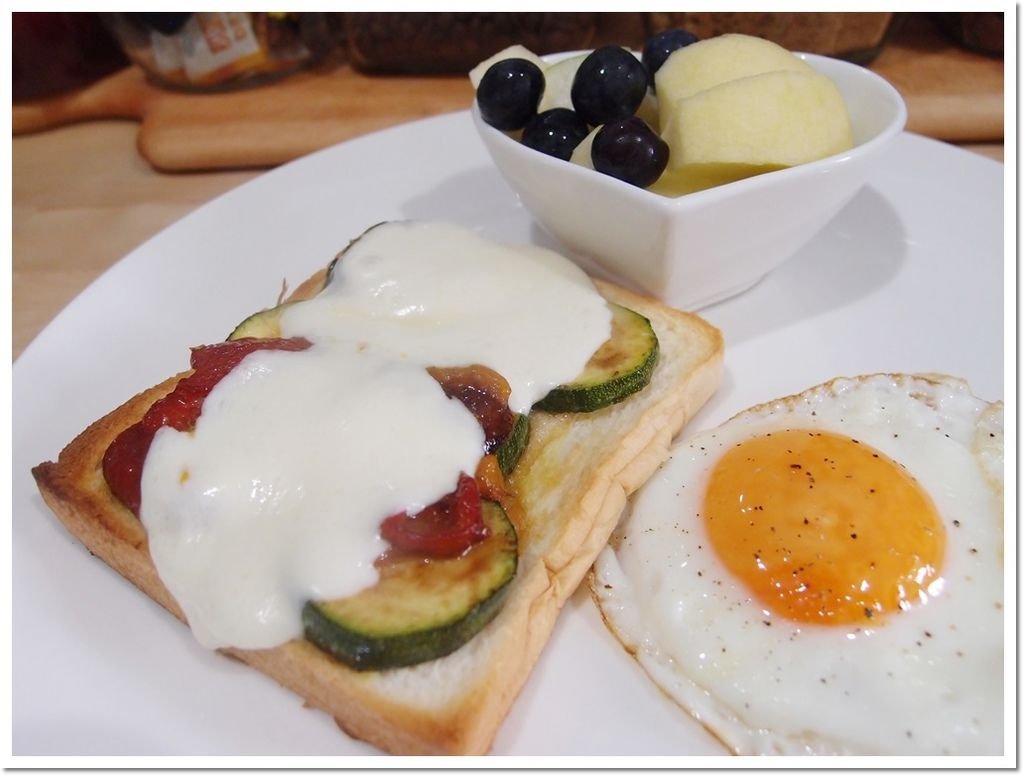 Mozzarella zucchini Sandwich brunch1.JPG