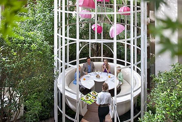 paris-hotel-restaurant-camelia-butterfly-enclosure-family-2.jpg