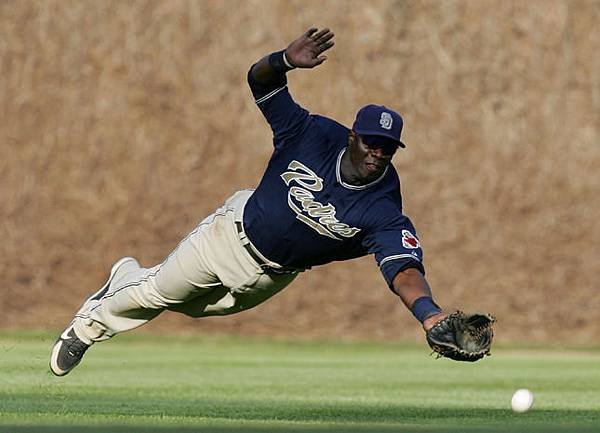 Cameron divingcatch(mediagallery.usatoday.com)