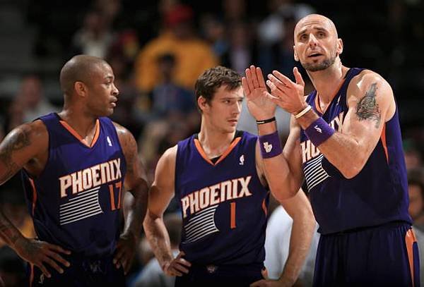 hi-res-185696304-marcin-gortat-of-the-phoenix-suns-leads-teammates-p-j_crop_north