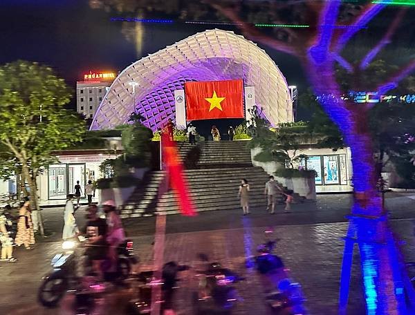 【越南峴港】APEC公園、體驗愛情橋的浪漫與漫步美溪沙灘