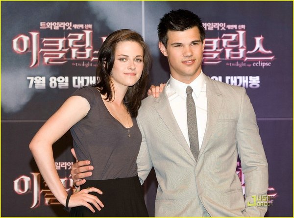 kristen-stewart-taylor-lautner-korea-03.jpg