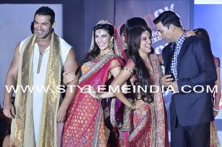 Cast-of-Housefull-2-do-fashion-show-15