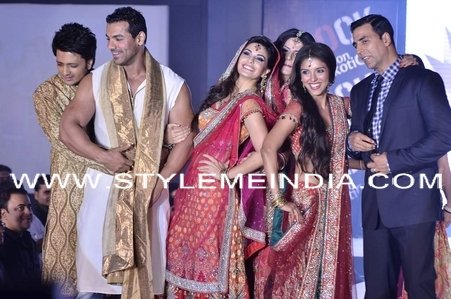 Cast-of-Housefull-2-do-fashion-show-16