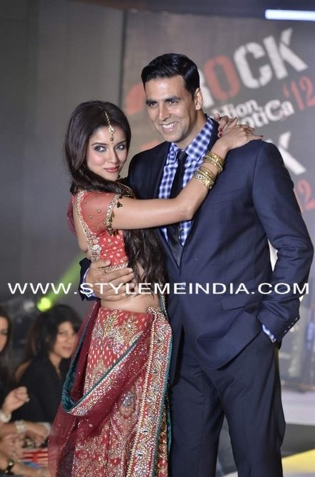 Cast-of-Housefull-2-do-fashion-show-2