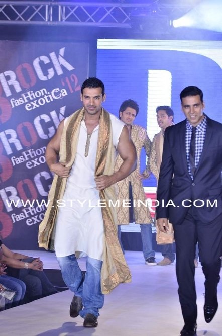 Cast-of-Housefull-2-do-fashion-show-11