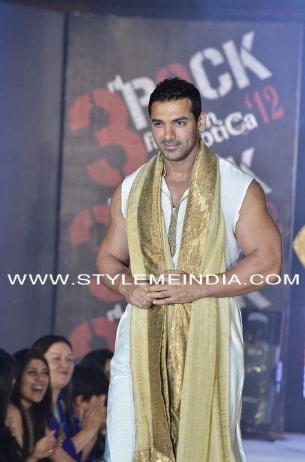 Cast-of-Housefull-2-do-fashion-show-12