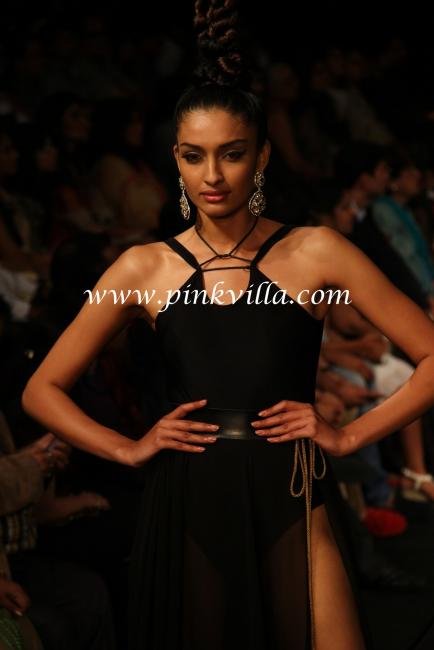 IIJW2012WalkingontherampforKGKEnticePvtLtd2.preview