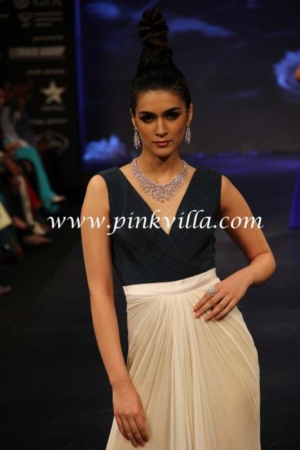 IIJW2012WalkingontherampforKGKEnticePvtLtd4.preview