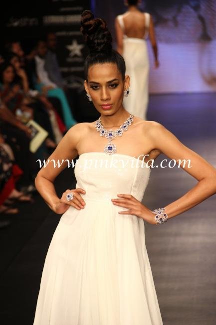 IIJW2012WalkingontherampforKGKEnticePvtLtd6.preview