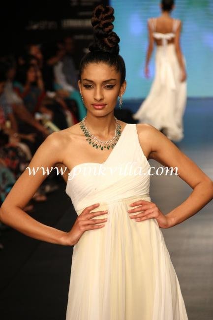 IIJW2012WalkingontherampforKGKEnticePvtLtd7.preview