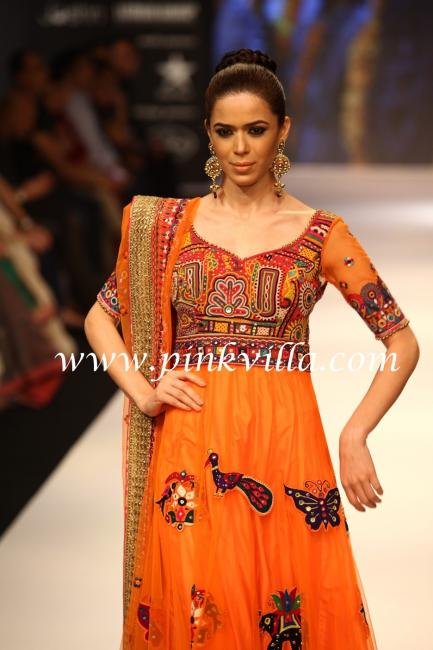 IIJW2012WalkingtherampforGitanjaliAsmi4.preview