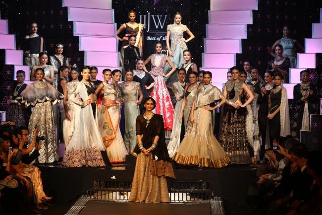 IIJW12SonamKapoorwithallthemodelswalkingthefinale.preview