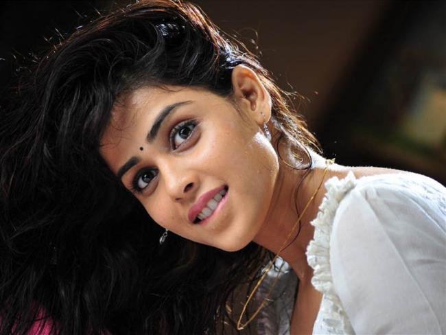 1350976345_genelia_dsouza_.preview