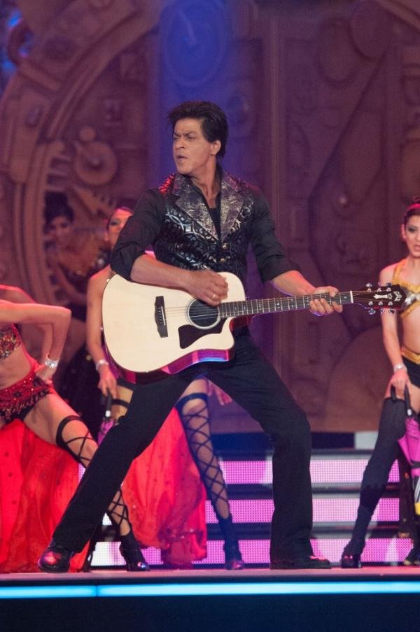 Shah Rukh Khan performing at TOIFA 2013