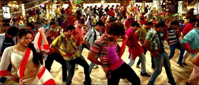 charmy-kaur-dances-with-shahid-kapoor-still-from-film-r-rajkumar_138250985420