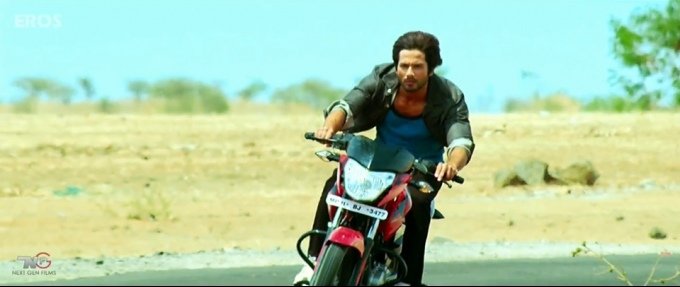 shahid-kapoor-driving-bike-still-from-film-r-rajkumar-2013_138114424300