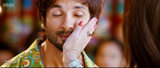 shahid-kapoor-gets-slaps-from-sonakshi-still-from-r-rajkumar-2013_138114424540