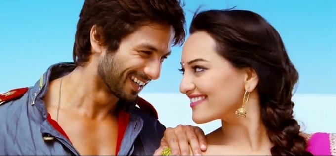 shahid-kapoor-sonakshi-sinha-still-from-film-r-rajkumar-2013-song_138114424530