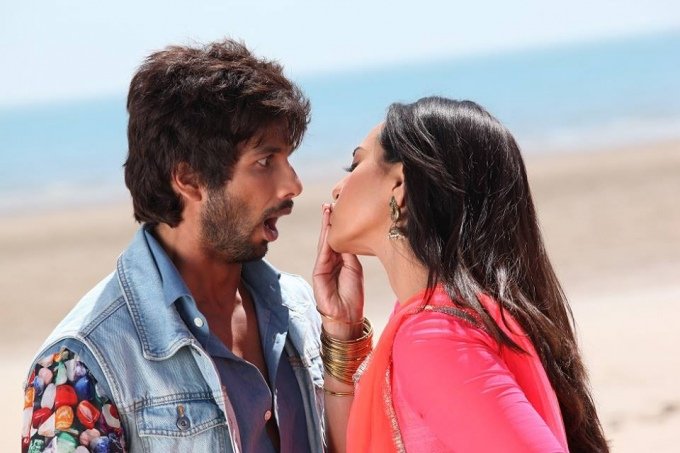 shahid-kapoor-sonakshi-sinha-still-from-saree-ke-fall-sa-song-r-rajkumar_138250985460