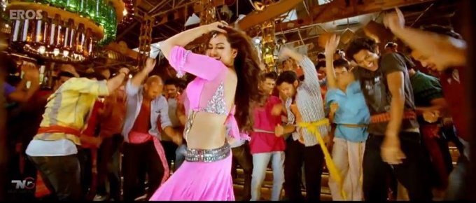 sonakshi-sinha-dancing-still-from-film-r-rajkumar-2013_138114424550